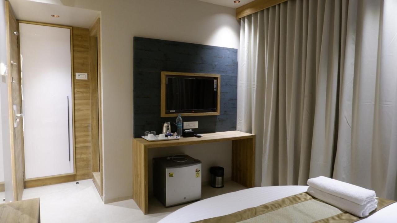 Hotel Amber Paramount Bombay Extérieur photo